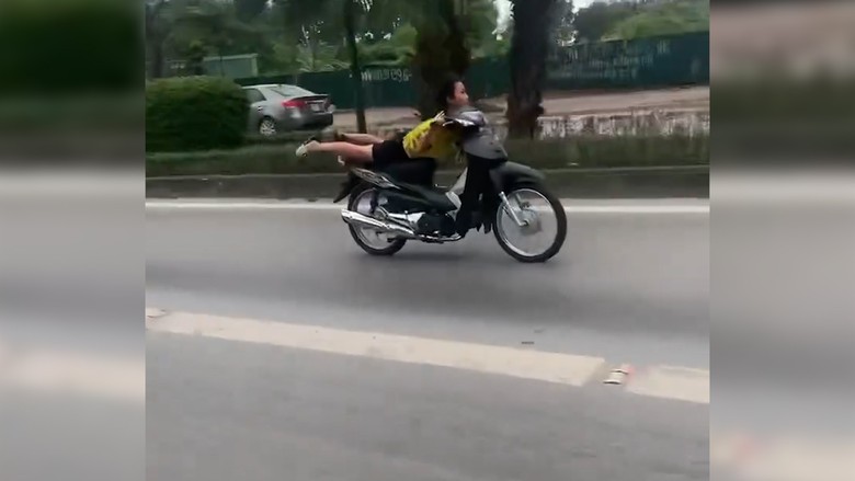 Xác minh clip thanh niên nằm trên yên xe, lao vun vút ở làn xe buýt BRT- Ảnh 1. Xác minh clip thanh niên nằm trên yên xe, lao vun vút ở làn xe buýt BRT- Ảnh 1.