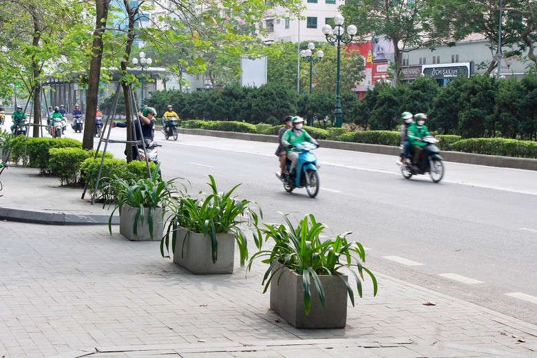 H&agrave; Nội: Mu&ocirc;n kiểu dựng r&agrave;o chắn giữ vỉa h&egrave; cho người đi bộ- Ảnh 2.