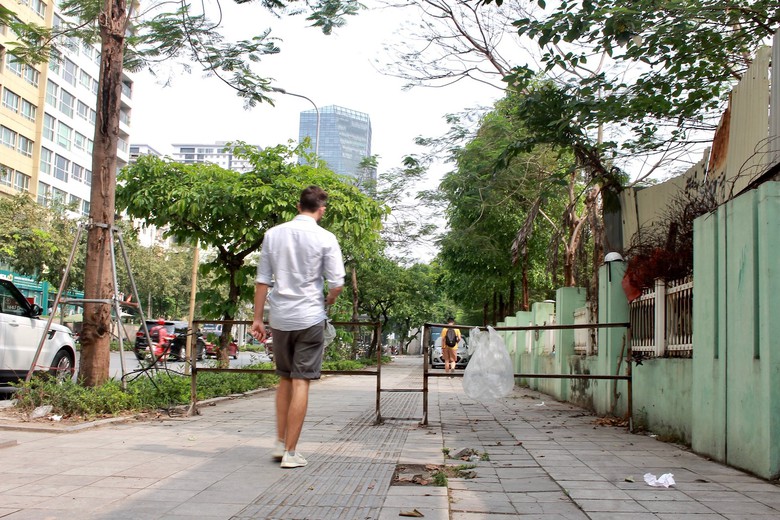 H&agrave; Nội: Mu&ocirc;n kiểu dựng r&agrave;o chắn giữ vỉa h&egrave; cho người đi bộ- Ảnh 6.