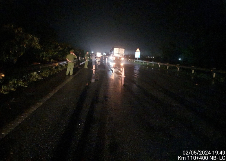 Người đ&agrave;n &ocirc;ng đi bộ tr&ecirc;n cao tốc Nội B&agrave;i - L&agrave;o Cai bị &ocirc; t&ocirc; đ&acirc;m tử vong- Ảnh 1.