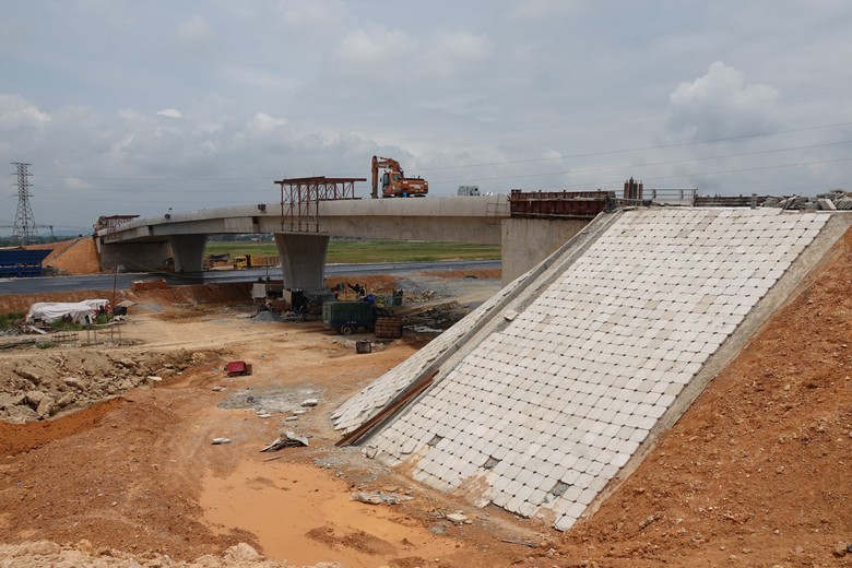 Thảm nhựa n&uacute;t giao đầu ti&ecirc;n tr&ecirc;n cao tốc B&atilde;i Vọt - H&agrave;m Nghi- Ảnh 4.