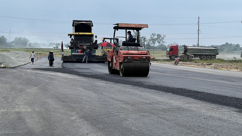 Thảm nhựa n&uacute;t giao đầu ti&ecirc;n tr&ecirc;n cao tốc B&atilde;i Vọt - H&agrave;m Nghi- Ảnh 6.