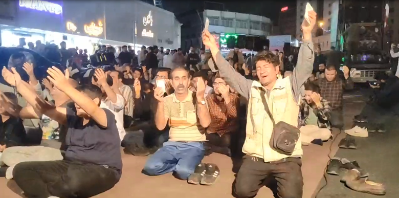 Từ tối 19/5, người d&acirc;n Iran đ&atilde; tập trung cầu nguyện b&igrave;nh an cho Tổng thống v&agrave; c&aacute;c quan chức cấp cao tr&ecirc;n chuyến bay sau khi nghe tin chiếc trực thăng gặp sự cố. (Ảnh: Mehr News Agency)