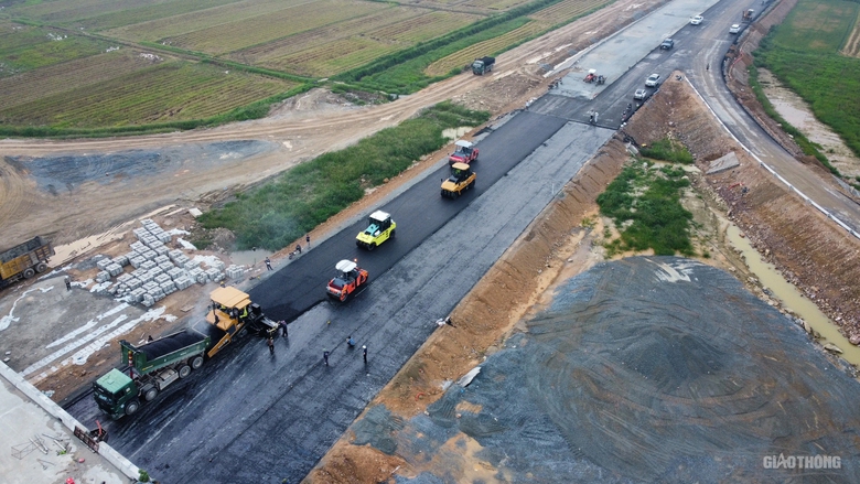 Thảm nhựa n&uacute;t giao đầu ti&ecirc;n tr&ecirc;n cao tốc B&atilde;i Vọt - H&agrave;m Nghi- Ảnh 2.