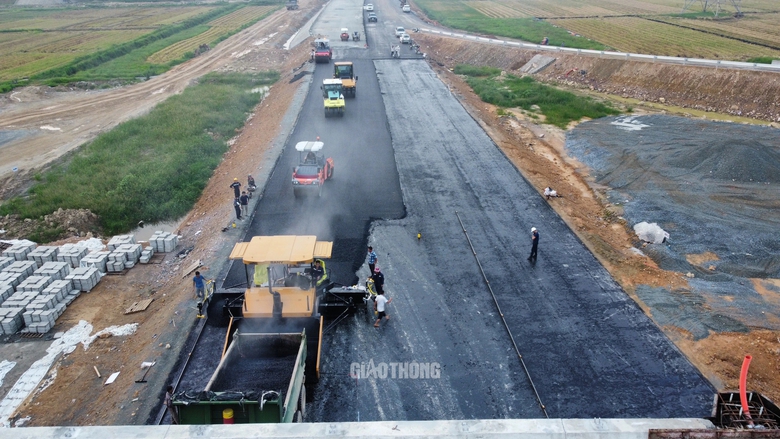 Thảm nhựa n&uacute;t giao đầu ti&ecirc;n tr&ecirc;n cao tốc B&atilde;i Vọt - H&agrave;m Nghi- Ảnh 3.