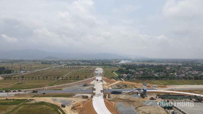 Thảm nhựa n&uacute;t giao đầu ti&ecirc;n tr&ecirc;n cao tốc B&atilde;i Vọt - H&agrave;m Nghi- Ảnh 7.