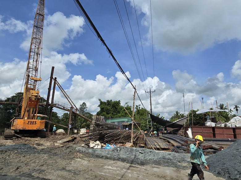 Chậm di dời đường d&acirc;y điện tr&ecirc;n cao tốc Ch&acirc;u Đốc - Cần Thơ - S&oacute;c Trăng- Ảnh 1.