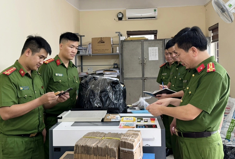 Bắt kẻ cầm đầu đường d&acirc;y l&agrave;m giả h&agrave;ng ngh&igrave;n GPLX, đăng k&yacute; xe- Ảnh 1.