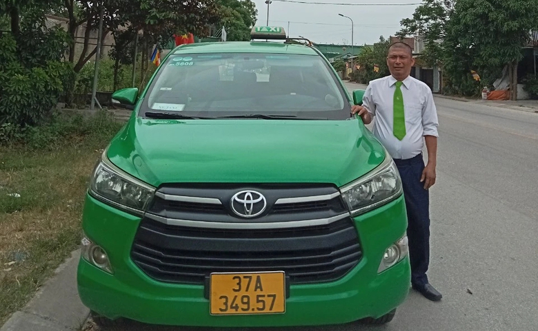 Nhặt được lắc v&agrave;ng của kh&aacute;ch rơi, t&agrave;i xế taxi t&igrave;m trả lại- Ảnh 1.