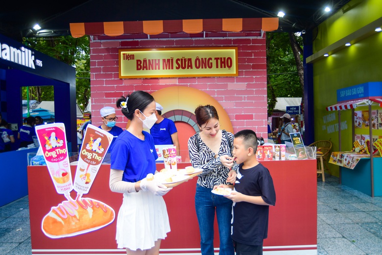 Mẹ v&agrave; con c&ugrave;ng thưởng thức m&oacute;n ngon dung dị nhưng th&acirc;n thuộc với biết bao thế hệ người Việt.