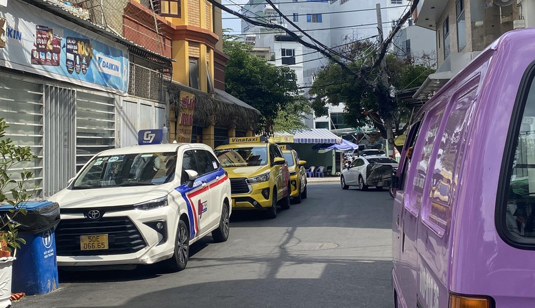Taxi &ldquo;kh&aacute;t&rdquo; chỗ đỗ quanh s&acirc;n bay T&acirc;n Sơn Nhất- Ảnh 1.