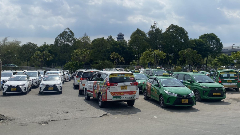 Taxi &ldquo;kh&aacute;t&rdquo; chỗ đỗ quanh s&acirc;n bay T&acirc;n Sơn Nhất- Ảnh 3.