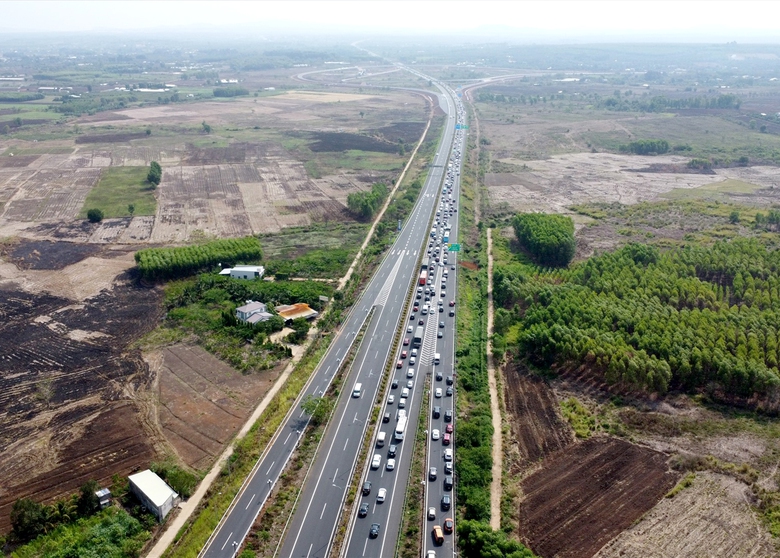 Tour du lịch đường bộ h&uacute;t kh&aacute;ch- Ảnh 1.