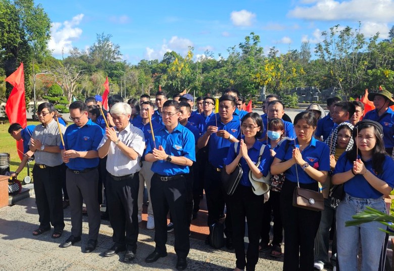 Thanh ni&ecirc;n h&agrave;ng hải "về nguồn" để tiếp bước lịch sử- Ảnh 2.