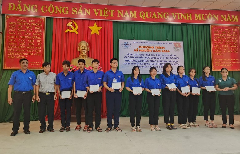 Thanh ni&ecirc;n h&agrave;ng hải "về nguồn" để tiếp bước lịch sử- Ảnh 1.