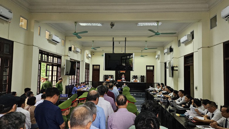 X&eacute;t xử cựu B&iacute; thư Tỉnh ủy L&agrave;o Cai Nguyễn Văn Vịnh c&ugrave;ng 17 đồng phạm- Ảnh 1.