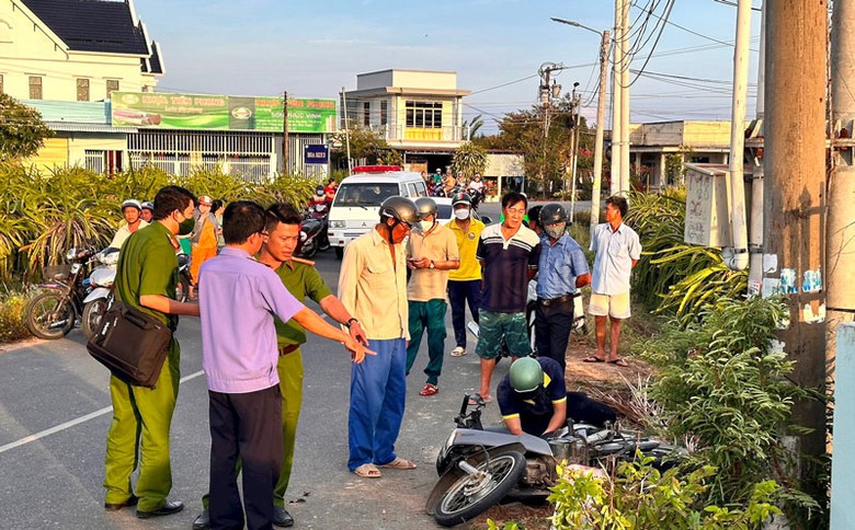 Cơ quan chức năng đang khám nghiệm hiện trường vụ tai nạn - Ảnh: Lê Phúc. Cơ quan chức năng đang khám nghiệm hiện trường vụ tai nạn - Ảnh: Lê Phúc.