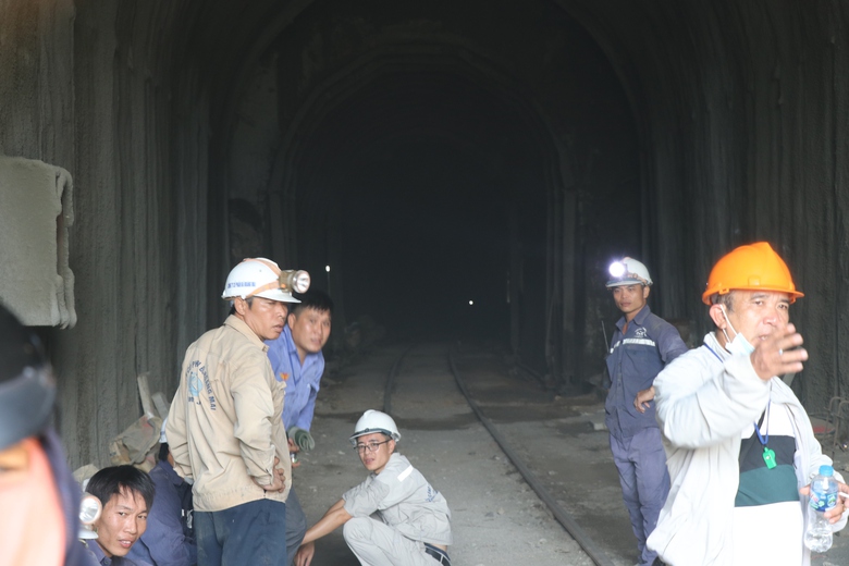 Tăng máy móc, thay đổi phương án khắc phục sạt lở hầm đường sắt Chí Thạnh- Ảnh 4. Tăng máy móc, thay đổi phương án khắc phục sạt lở hầm đường sắt Chí Thạnh- Ảnh 4.