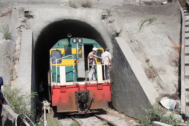 Tăng máy móc, thay đổi phương án khắc phục sạt lở hầm đường sắt Chí Thạnh- Ảnh 1. Tăng máy móc, thay đổi phương án khắc phục sạt lở hầm đường sắt Chí Thạnh- Ảnh 1.