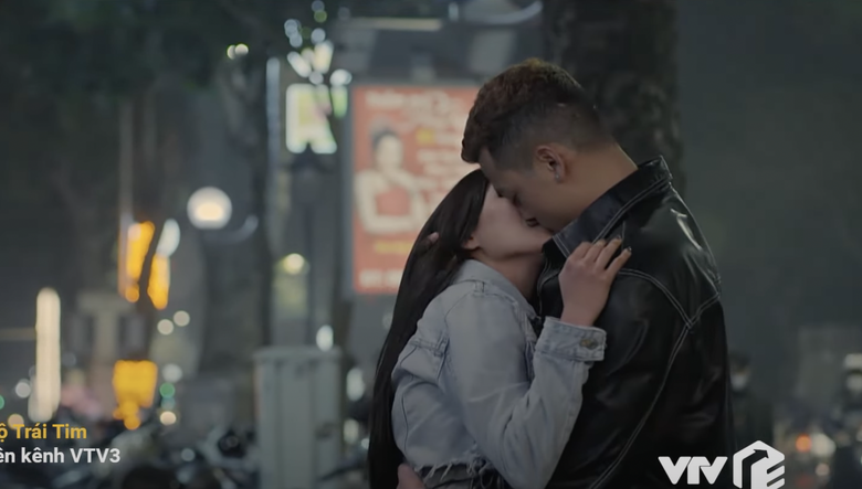 Nam đã dành cho Mỹ Đình nụ hôn bất ngờ để tỏ tình. Nam đã dành cho Mỹ Đình nụ hôn bất ngờ để tỏ tình.