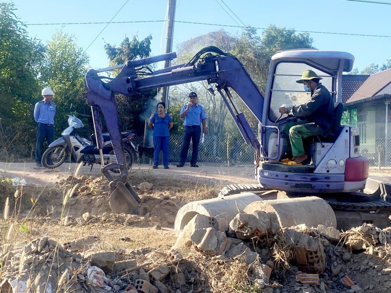Tháo dỡ các công trình lấn chiếm hành lang đường sắt ở Bình Thuận- Ảnh 2. Tháo dỡ các công trình lấn chiếm hành lang đường sắt ở Bình Thuận- Ảnh 2.