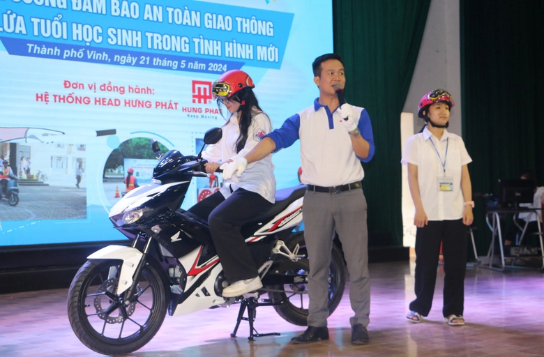 Hơn 500 học sinh được tuyên truyền, giáo dục pháp luật ATGT trước kỳ nghỉ hè- Ảnh 1. Hơn 500 học sinh được tuyên truyền, giáo dục pháp luật ATGT trước kỳ nghỉ hè- Ảnh 1.