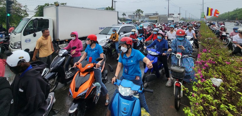 Mưa lớn, quốc lộ 57B tại Bến Tre &ugrave;n tắc k&eacute;o d&agrave;i 2km- Ảnh 2.