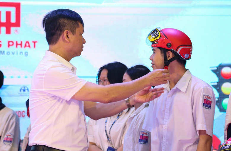 Hơn 500 học sinh được tuyên truyền, giáo dục pháp luật ATGT trước kỳ nghỉ hè- Ảnh 7. Hơn 500 học sinh được tuyên truyền, giáo dục pháp luật ATGT trước kỳ nghỉ hè- Ảnh 7.