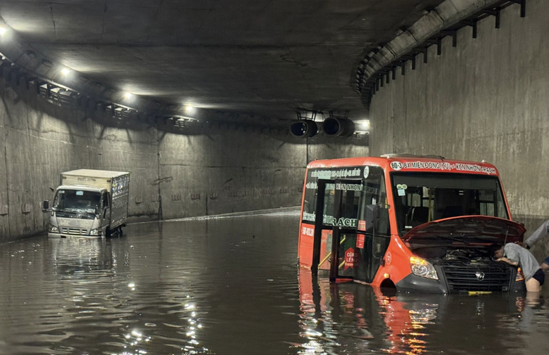 Mưa từ đ&ecirc;m đến s&aacute;ng, quốc lộ 1K v&agrave; hầm chui ng&atilde; tư Vũng T&agrave;u ngập s&acirc;u- Ảnh 3.