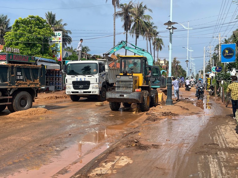 Chiều nay sẽ th&ocirc;ng đường bị c&aacute;t lấp ở Mũi N&eacute;- Ảnh 3.