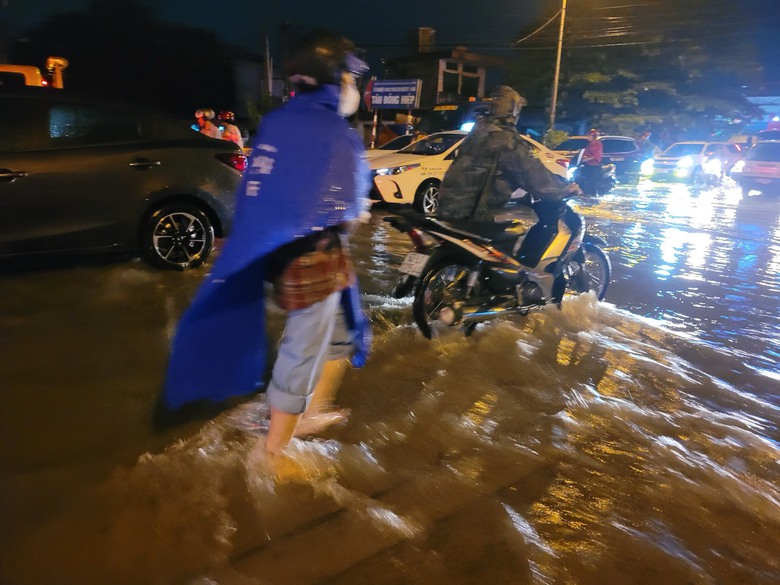 Mưa từ đ&ecirc;m đến s&aacute;ng, quốc lộ 1K v&agrave; hầm chui ng&atilde; tư Vũng T&agrave;u ngập s&acirc;u- Ảnh 2.