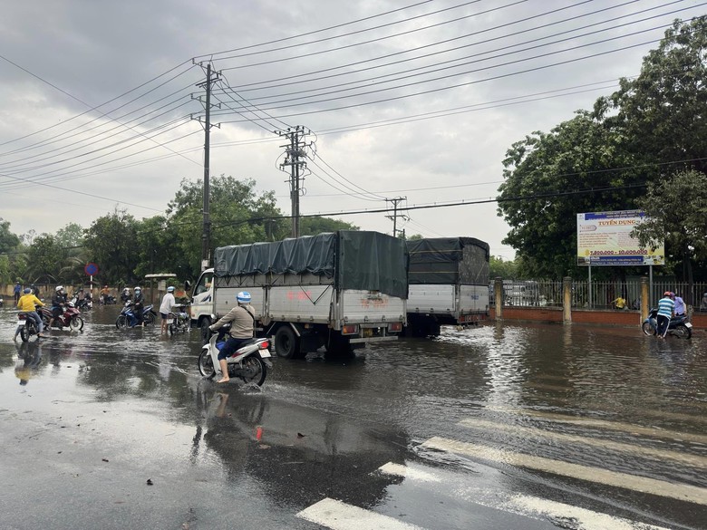 Mưa lớn, quốc lộ 57B tại Bến Tre &ugrave;n tắc k&eacute;o d&agrave;i 2km- Ảnh 1.