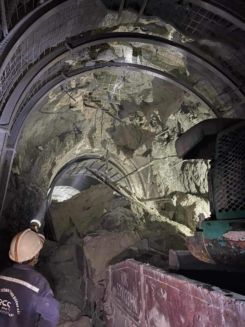 H&agrave;nh kh&aacute;ch được trung chuyển bằng &ocirc; t&ocirc; sau sự cố sạt lở hầm đường sắt Ch&iacute; Thạnh- Ảnh 1.