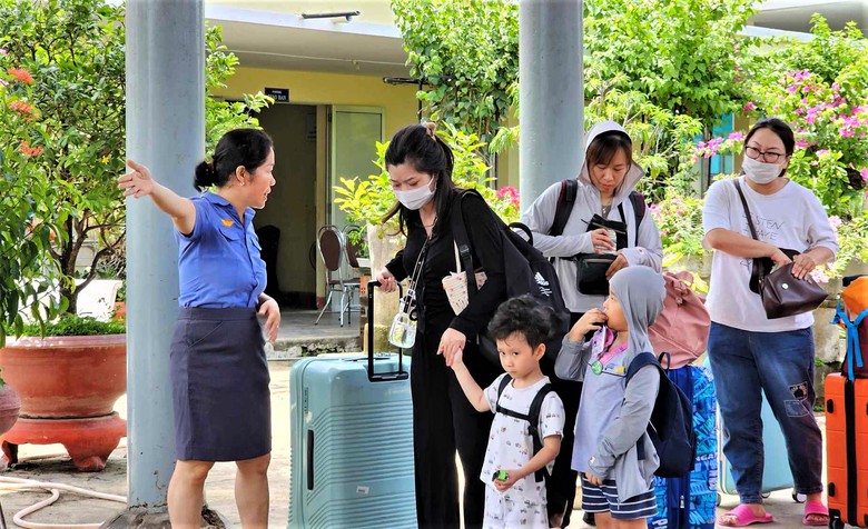 Đường sắt căng mình hỗ trợ khách trung chuyển qua điểm sạt lở hầm Chí Thạnh- Ảnh 3. Đường sắt căng mình hỗ trợ khách trung chuyển qua điểm sạt lở hầm Chí Thạnh- Ảnh 3.