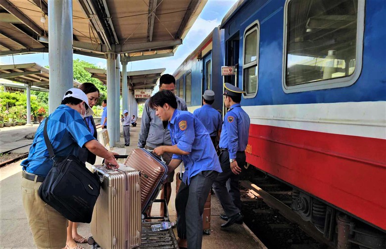Đường sắt căng mình hỗ trợ khách trung chuyển qua điểm sạt lở hầm Chí Thạnh- Ảnh 9. Đường sắt căng mình hỗ trợ khách trung chuyển qua điểm sạt lở hầm Chí Thạnh- Ảnh 9.