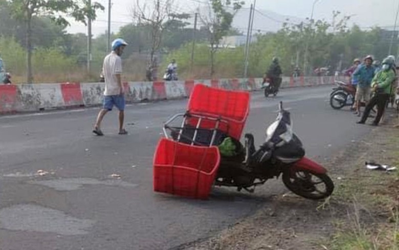 Hiện trường vụ tai nạn sau khi xe anh H t&ocirc;ng phải ch&oacute; thả r&ocirc;ng tr&ecirc;n tỉnh lộ.