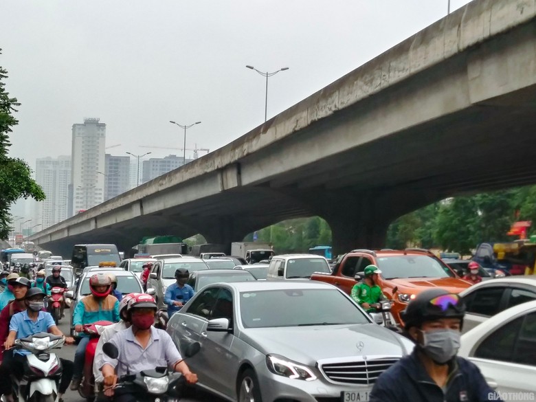 C&oacute; n&ecirc;n cấm xe m&aacute;y tại H&agrave; Nội, TP.HCM?- Ảnh 1.