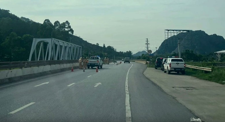 Hiện trường vụ tai nạn tự g&acirc;y tr&ecirc;n quốc lộ 18, khiến nam thiếu ni&ecirc;n tử vong tại chỗ.