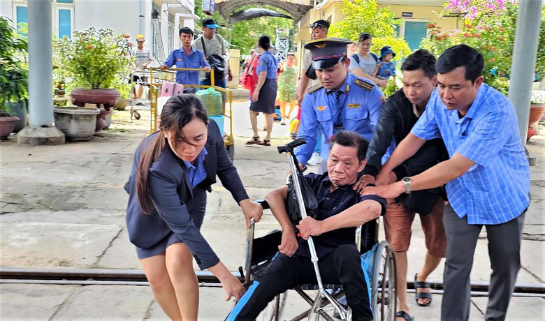 Đường sắt căng mình hỗ trợ khách trung chuyển qua điểm sạt lở hầm Chí Thạnh- Ảnh 6. Đường sắt căng mình hỗ trợ khách trung chuyển qua điểm sạt lở hầm Chí Thạnh- Ảnh 6.