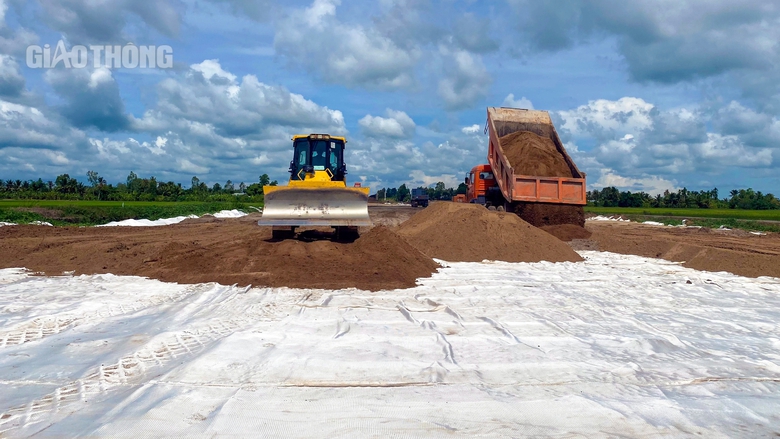 Thứ trưởng Bộ GTVT: Không vì bất cứ lý do gì để chậm tiến độ cao tốc Cần Thơ - Cà Mau- Ảnh 2. Thứ trưởng Bộ GTVT: Không vì bất cứ lý do gì để chậm tiến độ cao tốc Cần Thơ - Cà Mau- Ảnh 2.