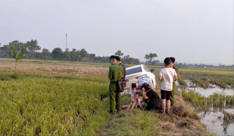 Thực hư nh&oacute;m người nước ngo&agrave;i đi &ocirc; t&ocirc; nghi lừa đảo bị người d&acirc;n truy đuổi- Ảnh 1.