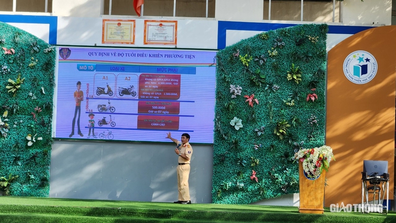 CSGT TP.HCM v&agrave; B&aacute;o Giao th&ocirc;ng tuy&ecirc;n truyền an to&agrave;n giao th&ocirc;ng cho gần 1.000 học sinh- Ảnh 1.