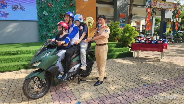 CSGT TP.HCM v&agrave; B&aacute;o Giao th&ocirc;ng tuy&ecirc;n truyền an to&agrave;n giao th&ocirc;ng cho gần 1.000 học sinh- Ảnh 5.