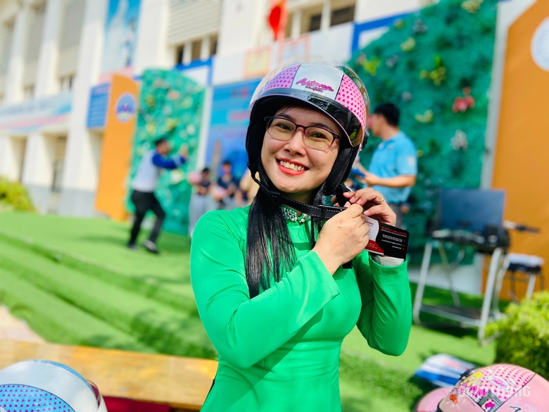 CSGT TP.HCM v&agrave; B&aacute;o Giao th&ocirc;ng tuy&ecirc;n truyền an to&agrave;n giao th&ocirc;ng cho gần 1.000 học sinh- Ảnh 6.