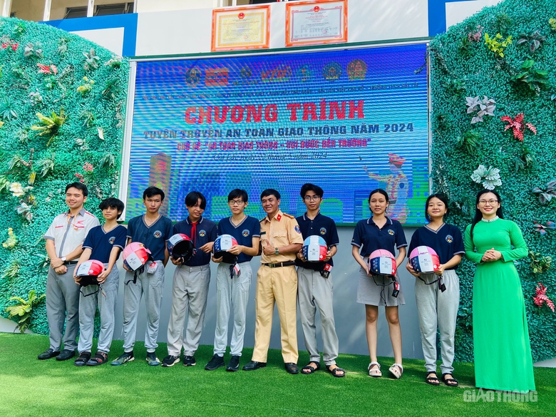 CSGT TP.HCM v&agrave; B&aacute;o Giao th&ocirc;ng tuy&ecirc;n truyền an to&agrave;n giao th&ocirc;ng cho gần 1.000 học sinh- Ảnh 8.