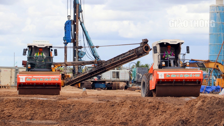 Khẩn trương bổ sung máy móc, đẩy tiến độ cao tốc Hậu Giang - Cà Mau- Ảnh 2. Khẩn trương bổ sung máy móc, đẩy tiến độ cao tốc Hậu Giang - Cà Mau- Ảnh 2.