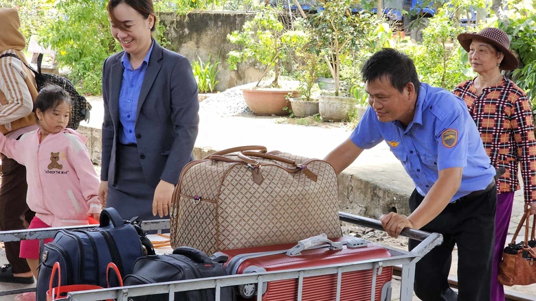 Đường sắt căng mình hỗ trợ khách trung chuyển qua điểm sạt lở hầm Chí Thạnh- Ảnh 7. Đường sắt căng mình hỗ trợ khách trung chuyển qua điểm sạt lở hầm Chí Thạnh- Ảnh 7.