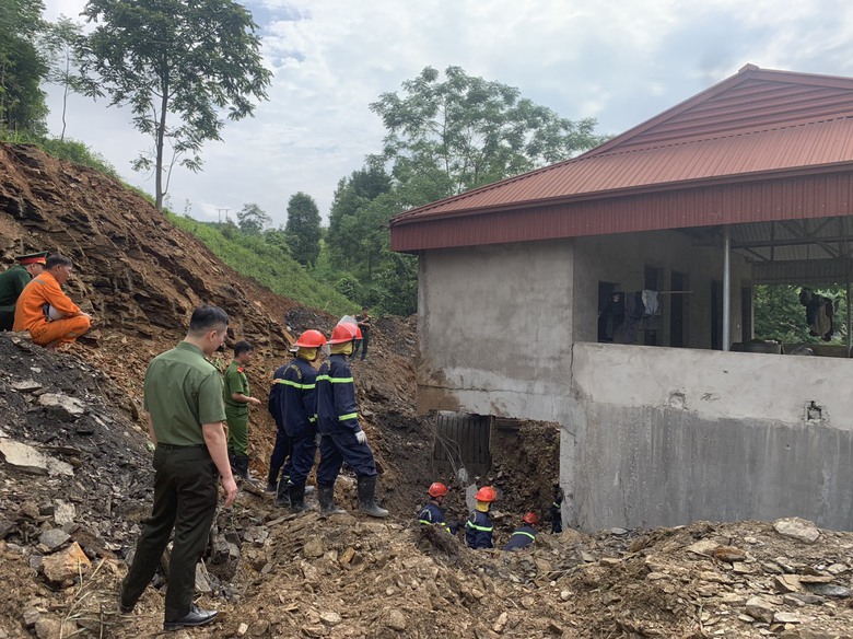 Hiện trường t&igrave;m kiếm 3 người bị v&ugrave;i lấp v&igrave; sạt lở đất tại Bắc Kạn- Ảnh 2.