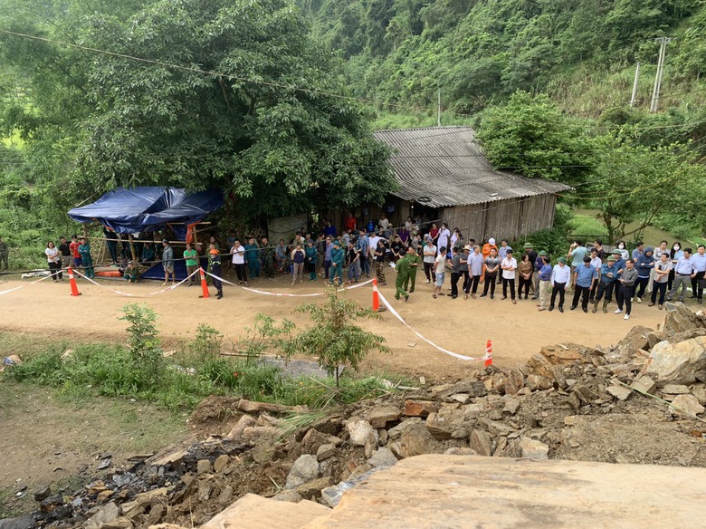 Hiện trường t&igrave;m kiếm 3 người bị v&ugrave;i lấp v&igrave; sạt lở đất tại Bắc Kạn- Ảnh 1.