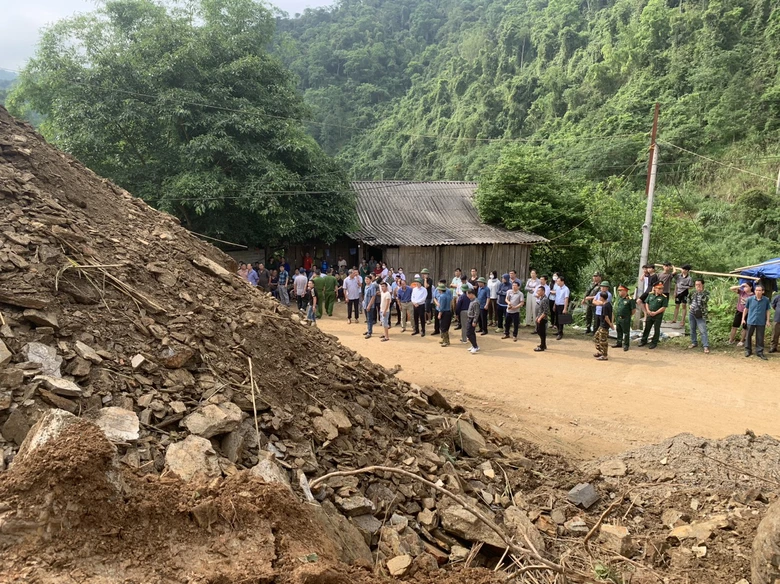Hiện trường t&igrave;m kiếm 3 người bị v&ugrave;i lấp v&igrave; sạt lở đất tại Bắc Kạn- Ảnh 5.